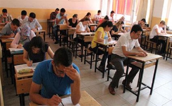 В Азербайджане проводится первый выпускной экзамен